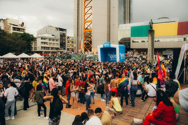 L'essor des Cultures Alternatives et du Mouvement Queer : Une Révolution en Marche